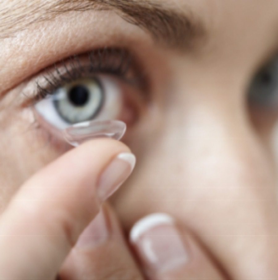 Contactologie, quelqu'un apprenant à mettre ses lentilles chez Optique Place des Fetes