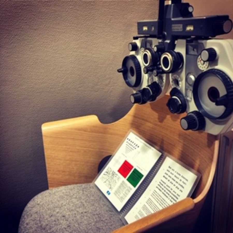 Fauteuil d'examen de vue pour contrôle de la vue ophtalmo, à Paris chez Optique Place des Fetes