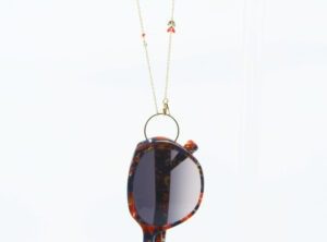 Collier de lunettes chez Optique Place des Fêtes