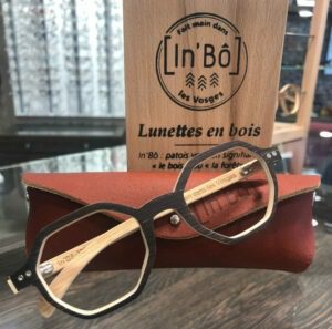 Découvrez les lunettes In'Bô, montures en bois chez Optique Place des Fetes, opticien à Paris 19, gros plan étui et monture