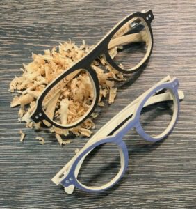 Découvrez les lunettes en bois In'Bo, montures en bois chez Optique Place des Fetes, opticien à Paris 19, gros plan