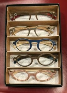 Lunettes In Bo, montures en bois chez Optique Place des Fetes, opticien à Paris 19, 5 modèles formes et aspect varié