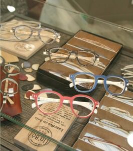 Découvrez les lunettes InBo, montures en bois chez Optique Place des Fetes, votre opticien à Paris 19, formes et aspect varié