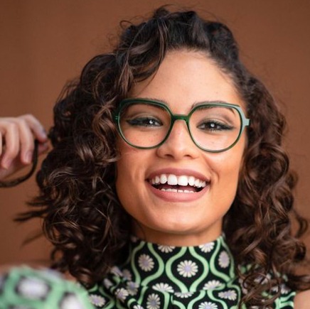 Découvrez les solaires et les lunettes Caroline Abram chez Optique Place des Fetes, votre opticien à Paris 19