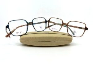 Deux montures Rip Curl filles de forme rectangulaire, en acétate UTX fin transparent l'une en écaille bleu, l'autre en écaille brun, disponibles chez Optique Place des Fêtes, votre opticien à Paris 19