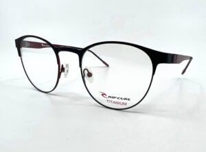 Lunettes Rip Curl homme, forme pantos en titane noire et rouge, chez Optique Place des Fêtes, votre opticien à Paris 19