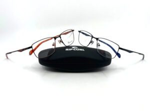 Duo de lunettes Rip Curl homme, forme rectangulaire en métal une bleue, une orange, chez Optique Place des Fêtes, votre opticien à Paris 19