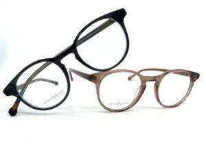 Deux lunettes de vue femme Clémence et Margaux grande forme pantos en acétate transparent bleu gris ou rosé, chez Optique Place des Fêtes, votre opticien à Paris 19