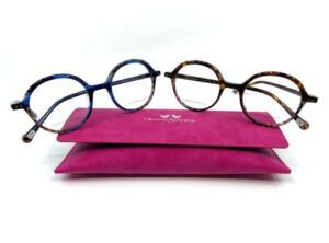 Duo de lunettes femme Clémence et Margaux forme ronde en acétate écaille nacré ou bleu, branches métal, chez Optique Place des Fêtes, votre opticien à Paris 19