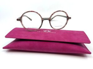 Grandes lunettes rondes Clémence & Margaux rose transparente, chez Optique Place des Fêtes, votre opticien à Paris 19