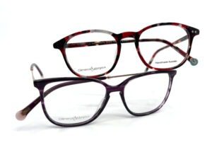 Deux montures acétate Clémence et Margaux de forme réctangulaire teinte rouge et violette, chez Optique Place des Fêtes, votre opticien à Paris 19