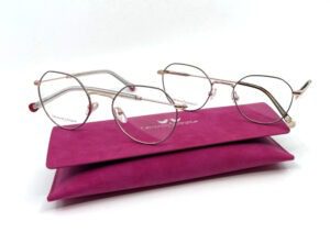 Duo de lunettes Clémence et Margaux en métal, forme pantos, chez Optique Place des Fêtes, votre opticien à Paris 19