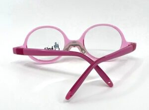 Lunettes Kaliboo pour bébé détail des branches percées pour passage de cordon chez Optique Place des Fêtes opticien Paris 19