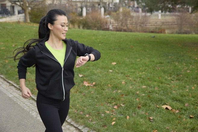 Exemple illustrant la vision en mouvement - Femme courant en lisant sur sa montre