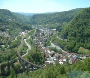 La vallée de Morez depuis Crottes dans le Jura, berceau de la fabrication de lunettes françaises