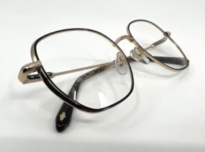 Détail couleur noire et métal doré sur lunettes de vue Ba&sh