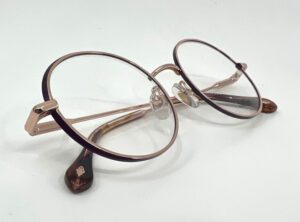 Détail couleur violet et méta dorél sur lunettes de vue Ba&sh