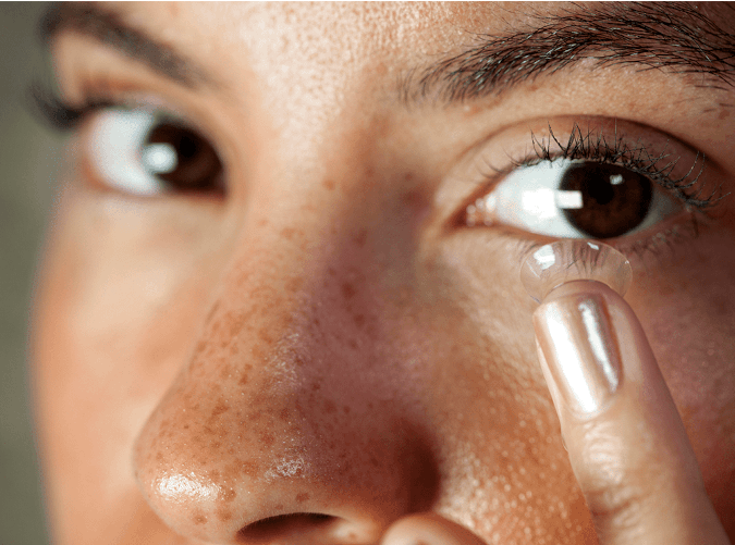 Femme mets ses lentilles de contact journaliere