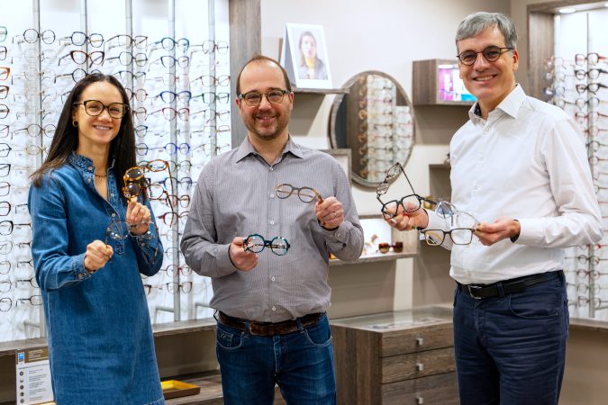 OPTIQUE PLACE DES FETES L'équipe présente des lunettes