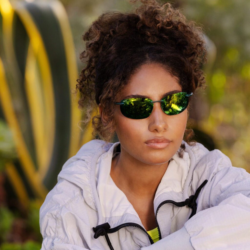 Femme portant les lunettes de soleil polarisées Maui Jim Ho'okipa Ultra, disponibles chez Optique Place des Fêtes, opticien Paris 19