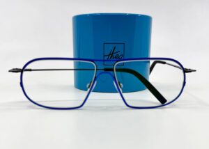 Lunettes theo Isogon bleu disponible à Paris 19 chez Optique Place des Fêtes